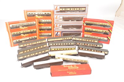 Lot 359 - Hornby Bachmann Lima 00 gauge Great Western chocolate /cream coaches and vans (29)