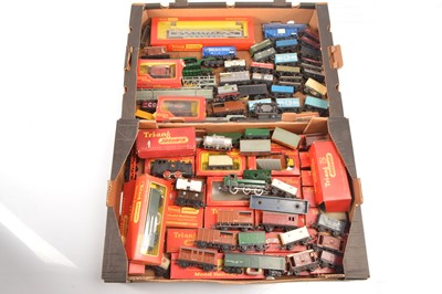 Lot 362 - Tri-ang Hornby Dublo and other Locomotives and wagons 00 gauge (79)