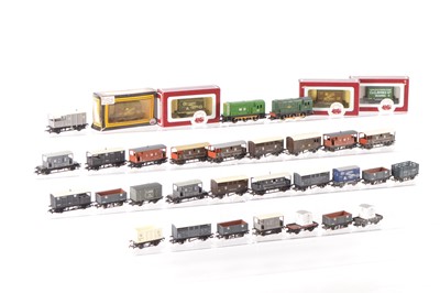 Lot 396 - Hornby Dapol Mainline Diesel Locomotives and wagons (33)