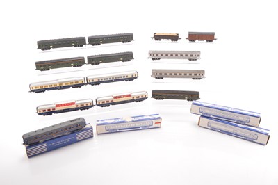 Lot 398 - Hornby AcHO HO gauge boxed and unboxed Passenger Rolling Stock and two Goods wagons (17)