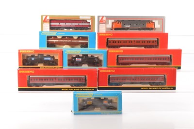 Lot 408 - Lima HO/00 Gauge boxed Australian Diesel Locomotives Powerline Coaches and Freightline Tank wagons (10)