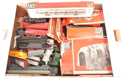 Lot 426 - Jouef Continental and British outline H0 gauge rolling stock and accessories (qty in 1 box)