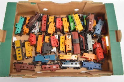 Lot 438 - US outline H0 gauge Bachmann and others Cabooses  (41)