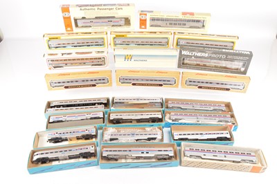 Lot 445 - Bachmann Athearn and other H0 gauge US coaches in Amtrak silver livery (24)