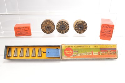 Lot 490 - Hornby 0 Gauge Lineside and Platform Accessories (5)