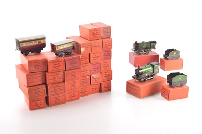 Lot 570 - Hornby 0 Gauge post war late issue No.20 and 30 items (25)