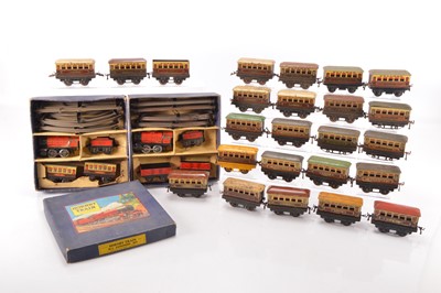 Lot 572 - Hornby 0 Gauge MO sets and Pullman coaches (25)