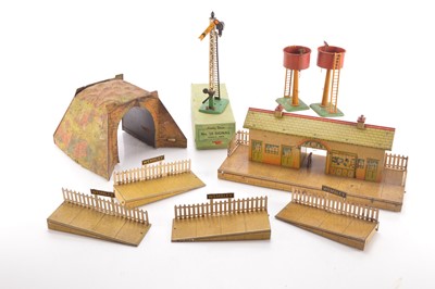 Lot 591 - Hornby 0 Gauge Railway accessories (6)