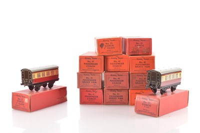 Lot 592 - Hornby 0 Gauge Post war Passenger coaches (13)