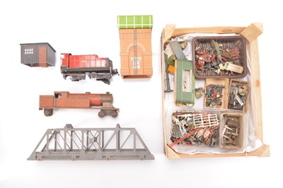 Lot 602 - Hornby and other commercial manufacturers 0 Gauge Railway accessories (Qty)