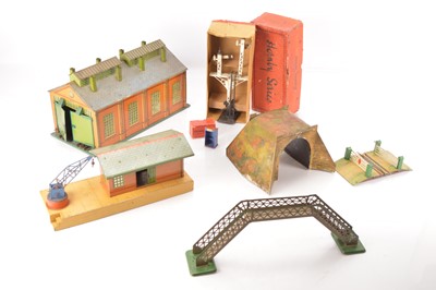 Lot 609 - Hornby 0 Gauge Railway Accessories (7)