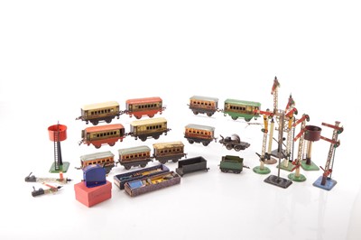 Lot 620 - Hornby 0 Gauge Railway accessories and Pullman coaches (23)