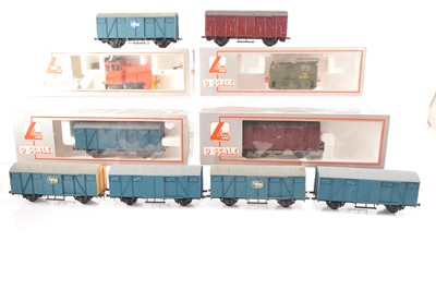 Lot 669 - Lima  0 gauge locomotives and wagons (10)