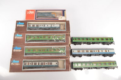 Lot 681 - Lima  O gauge Locomotive and coaches  (8)