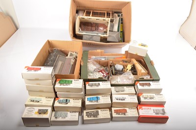 Lot 724 - 0 Gauge buildings and kits with many smaller scenic accessories  (qty in 3 boxes)