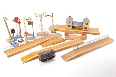 Lot 782 - Marklin/Bing and other commercial manufacturers 0 Gauge Railway Accessories (qty)