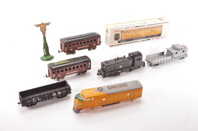 Lot 805 - Lionel /Atlas 0 Gauge American outline Locomotives and rolling stock (8)