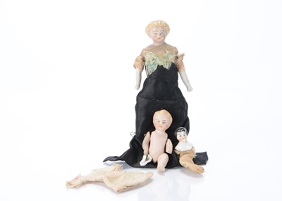 Lot 184 - A German bisque shoulder-head dolls' house doll
