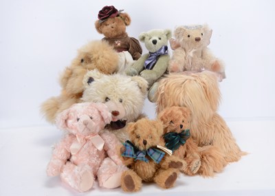 Lot 326 - A selection of collectors and manufactured teddy bears and soft toys