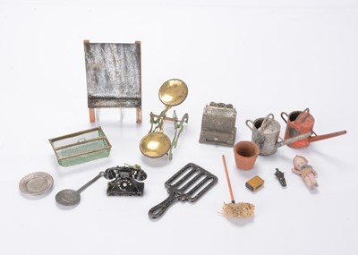 Lot 489 - Late 19th and early 20th century dolls' house chattels