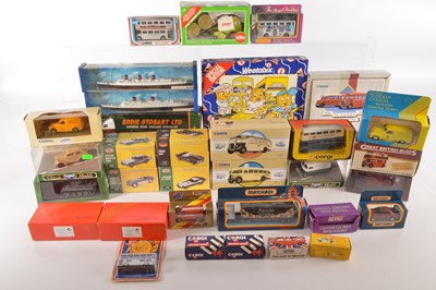 Lot 172 - Modern Diecast Private and Commercial Vehicles and Minic Ships (33)