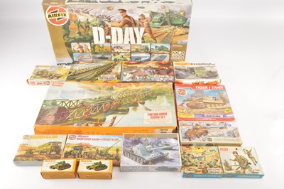 Lot 533 - 1:76 Scale Military Kits and Figures (13)