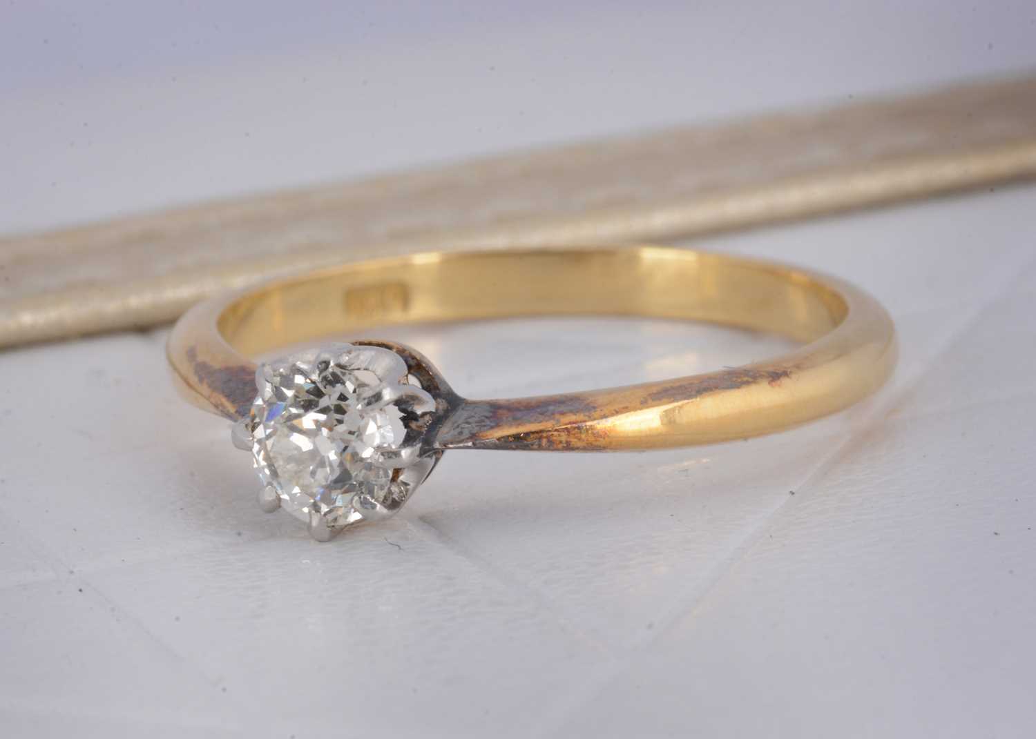 Lot 7 - An 18ct gold diamond solitaire