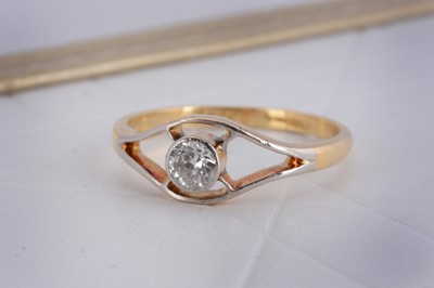 Lot 8 - An Edwardian old cut diamond 18ct gold and platinum set dress ring