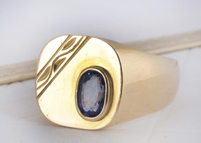 Lot 12 - A continental 750 marked gentleman's signet ring