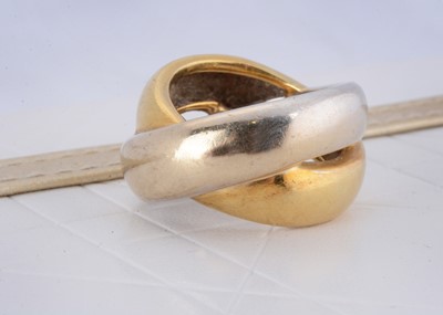 Lot 17 - An 18ct gold two colour gold knot ring