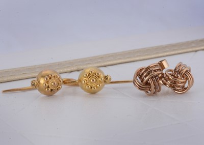 Lot 19 - A pair of 9ct gold knot stud earrings