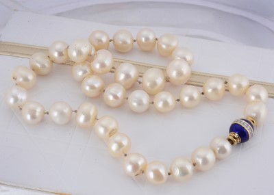 Lot 24 - A string of cultured knotted pearls