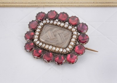 Lot 44 - A 19th Century mourning brooch