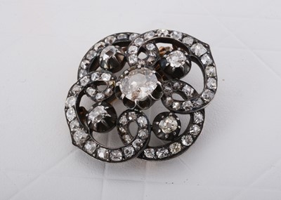 Lot 61 - A late Victorian or early Edwardian diamond brooch