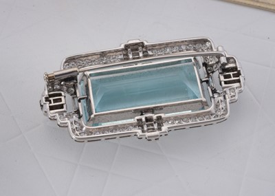 Lot 64 - A large art deco aquamarine, diamond and platinum set brooch