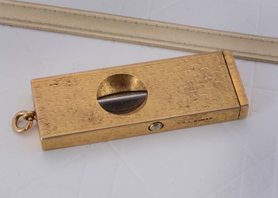 Lot 74 - A 9ct gold engine turned and sprung movement cigar cutter