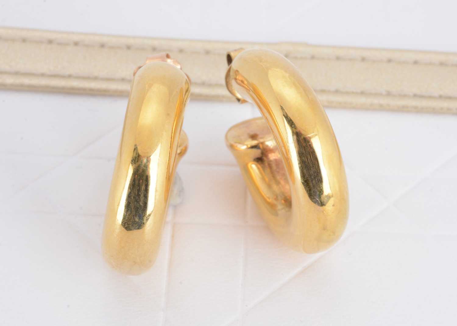 Lot 99 - A 14ct gold pair of hoop earrings
