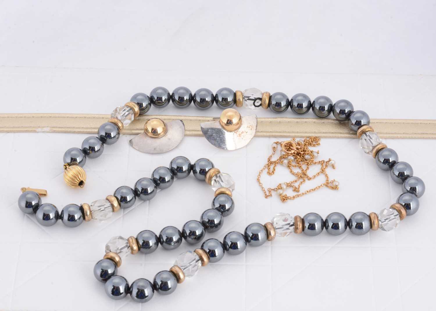 Lot 102 - A 15ct gold and seed pearl necklace