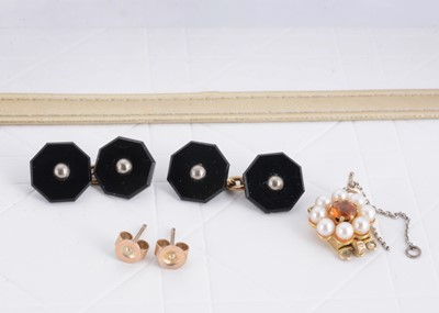 Lot 108 - A pair of onyx and gold dress cufflinks