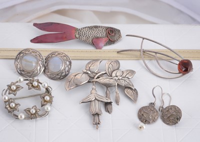 Lot 114 - A collection of silver jewels