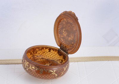 Lot 117 - An 18th Century horn and gold inlaid pique work snuff box