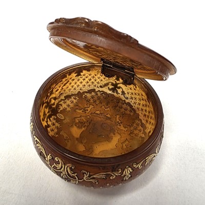 Lot 117 - An 18th Century horn and gold inlaid pique work snuff box