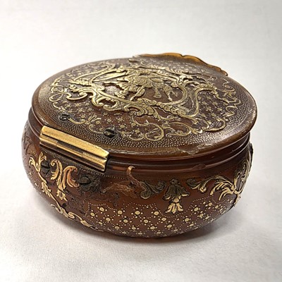 Lot 117 - An 18th Century horn and gold inlaid pique work snuff box