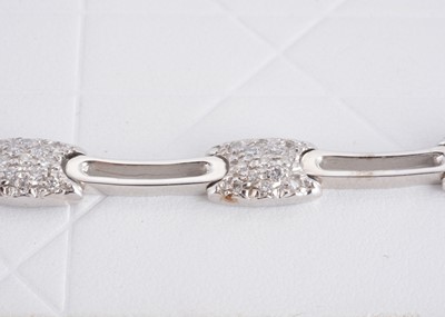 Lot 121 - A contemporary 18ct white gold and diamond necklace