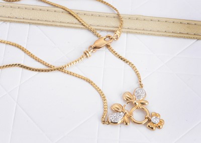 Lot 123 - A contemporary 9ct gold and diamond pendant necklace