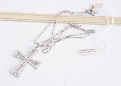 Lot 124 - A contemporary 9ct white gold and diamond set cross pendant