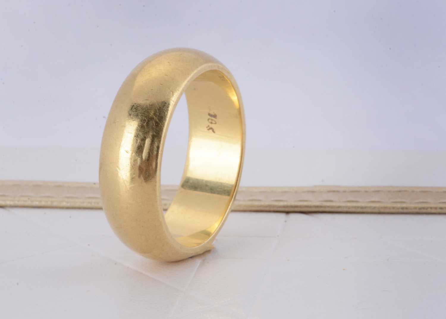 Lot 143 - An 18k marked yellow metal wedding band