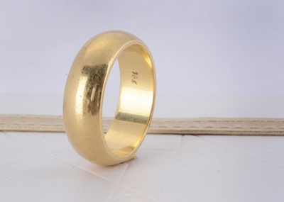Lot 143 - An 18k marked yellow metal wedding band