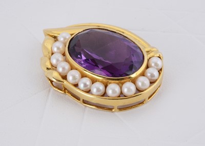 Lot 145 - A continental yellow metal 18k marked amethyst and pearl pendant