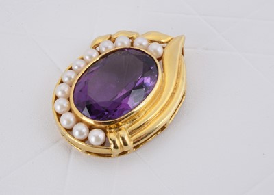 Lot 145 - A continental yellow metal 18k marked amethyst and pearl pendant